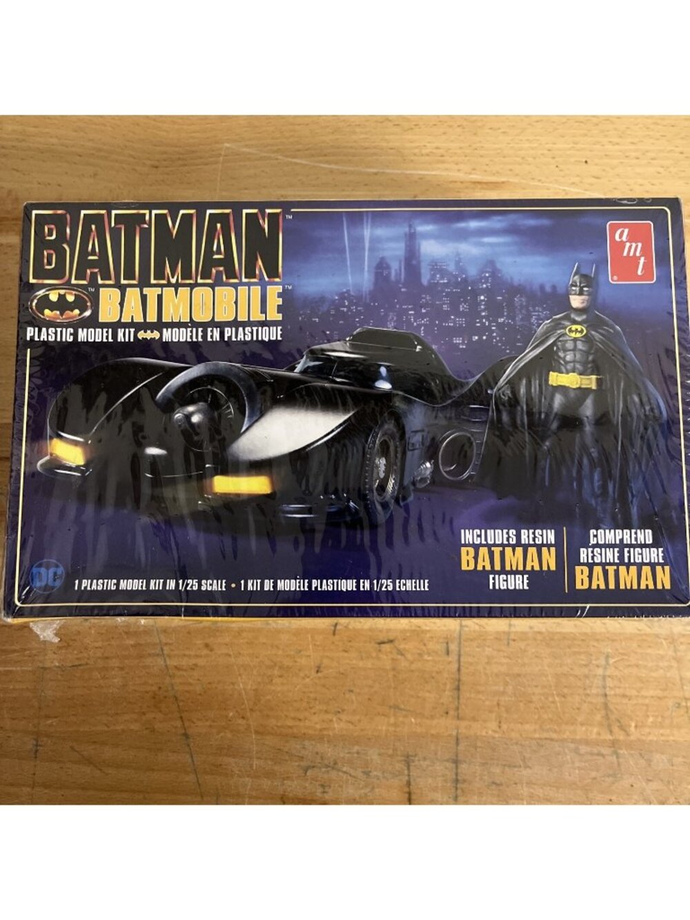 BATMAN BATMOBILE 1989 AMT -  1/25 SCALE PLASTIC MODEL KIT - AMT1107M/12